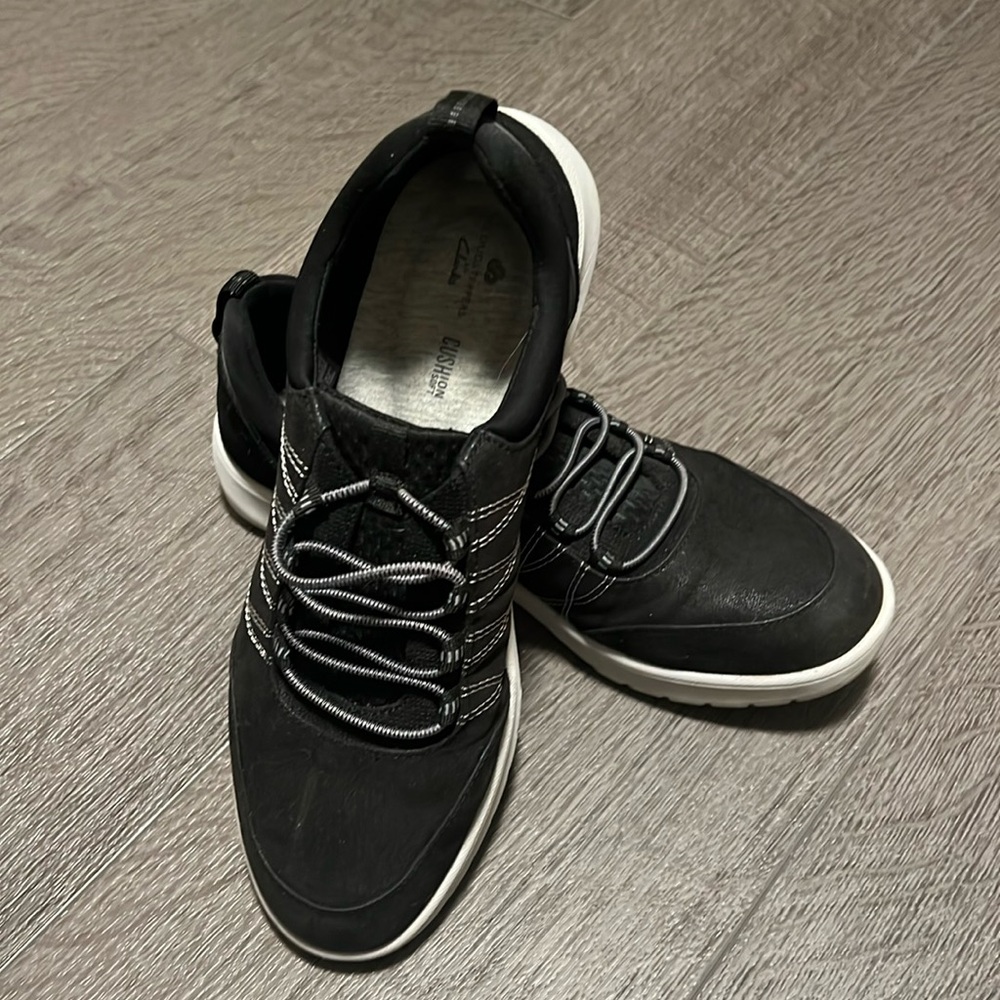 Comfy Clark cushion sneakers size 8